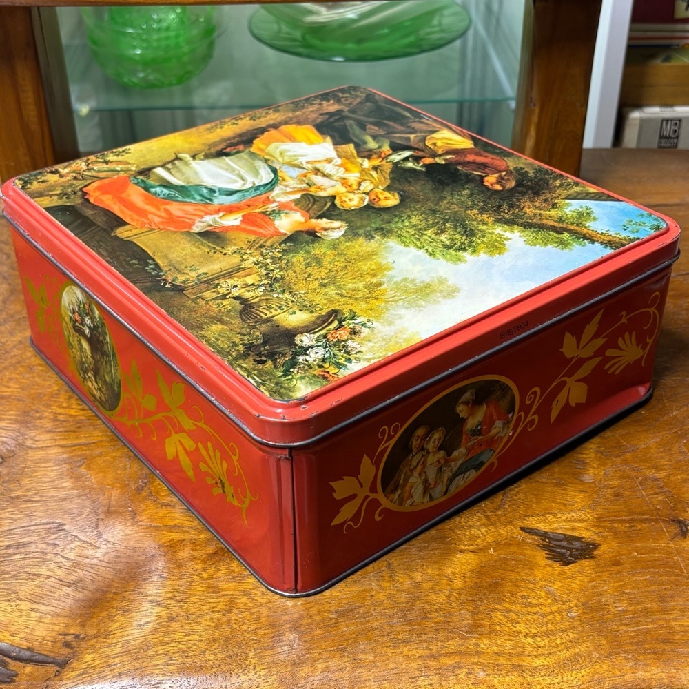Vintage made in England large tin featuring the painting “Garden Idyll” - Picture 4 of 7